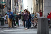 Mitten im Gewühl von New York erhält Tara (Xenia Goodwin, M.) einen Anruf von Christian.