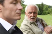 Hans Wagner (Wolfgang Hübsch, re.) ermuntert seinen Sohn Konrad (Manuel Rubey) die Sache durchzustehen.