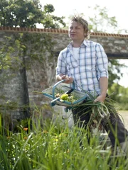 (1. Staffel) - Jamie Oliver hat in den letzten Jahren jungen Arbeitslosen eine solide Ausbildung in "Jamie's Kitchen" verschafft und mit großem Engagement gegen Junk Food an britischen Schulen gekämpft. Jetzt geht er zurück zu seinen Wurzeln ...
