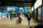 Zwangsräumung in Berlin: An einem kalten Novembermorgen muss Otto Wagner (Peter René Lüdicke) mit seiner Familie die Wohnung verlassen. Nach der Übernahme des Mietshauses durch die Ceylan Immobilien wird es Stück für Stück entmietet. Alte Verabredungen gelten nicht mehr und so sorgt die Umzugsfirma von Axel Schmiedtchen (Ingo Hülsmann) für eine schnelle, besenreine Übergabe. - Micha Kowalski (Timo Jacobs) lebt auf der Straße und sehnt sich nach seinen beiden kleinen Kindern.