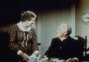 Anna Craig (Iris Korn, li.) hat Reverend Alden (Dabbs Greer) zum Kaffee eingeladen, um ihm ihre Liebe zu gestehen.