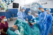 Georg Kaestner (Peter Benedict, liegend) wird eine neue Leber transplantiert. Es kommt zu Komplikationen; sein Körper stößt die Leber ab. V.l.n.r. Dr. Leyla Sherbaz (Sanam Afrashteh), Georg Kaestner (Peter Benedict), Dr. Niklas Ahrend (Roy Peter Link), Annika Roesler (Paula Schramm), Dr. Matteo Moreau (Mike Adler).