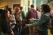 Während Axl (Charlie McDermott, r.) auf einer Feier zum St. Patricks Day auf Lexie (Daniela Bobadilla, l.), Devin (Gia Mantegna, 2.v.l.) und Cassidy (Galadriel Stineman, 2.v.r.) trifft, fragt Sean Sue, ob sie mit ihm zum Chancellor's Ball gehen will ...