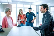 Sprechstundenhilfe (Katharina Klar, l.), Penny Lanz (Lilian Klebow, 2.v.l.), Konstantin Blomer (Kerim Wallner, r.)