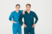 Frischer Wind fegt mit den beiden neuen Assistenzärzten Mikko Rantala (Luan Gummich, r.) und Tom Zondek (Tilman Pörzgen, l.) ins Johannes-Thal-Klinikum.