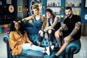 Wenn ein grausames Tattoo an durchzechte Partynächte erinnert und ein peinliches Andenken an eine unüberlegte Urlaubsentscheidung ist, dann sind die Tattoo Fixer (v.l.n.r.) Paisley, Alice, Sketch und Jay genau die richtigen, denn sie retten manch eine verunstaltete Haut ...