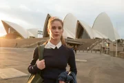 Tara (Xenia Goodwin) ist frustriert, weil sie aufgrund einer Rückenverletzung nicht mehr tanzen kann. In der Oper von Sydney steht sie nicht mehr als Tänzerin auf der Bühne, sondern sie bedient die Zuschauer in der Pause mit Häppchen und Sekt.