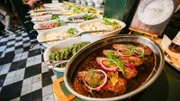 Das Herings-Buffet im „Nyhavns Færgekro“ in Kopenhagen, Dänemark.