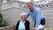 Alan Titchmarsh (r.)