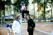 "Kottan ermittelt", "Genie und Zufall." Hubert Penz, Platzwart eines Tennisvereins, wird Opfer eines Mordanschlags. Die Hinweise für Major Kottan und sein Team sind zunächst mager. Doch dann stellt sich heraus, dass Penz vor zwanzig Jahren unter anderem Namen einer Waffenschieberbande angehörte. Im Zuge der Ermittlungen taucht auch der Name Rudolf Wasservogel auf: ein Wiener Unterweltkaiser, dem nie etwas nachzuweisen ist. Im Bild (v.li.): Lukas Resetarits (Kottan), Franz Suhrada (Fritz Schreyvogel).