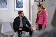 Henry (Maxim Agne) bekommt die Konsequenzen seines verantwortungslosen Handelns zu spüren. Rechts Nadine (Floriane Eichhorn)