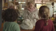 Frau Sanchez ist begeistert. Saïd und Anna haben ihre Pelzmütze gefunden.