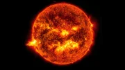Diese Aufnahme der Solar Dynamics Observatory Mission der NASA zeigt das helle Licht einer Sonneneruption auf der linken Seite der Sonne.