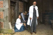 Sophia (Sofie Eifertinger) und Dr. Malick Roth (Ercan Durmaz) vor ihrer Praxis