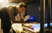 Mit akribischer Genauigkeit untersucht Nick (George Eads) das Bett der Verdächtigen nach Blutspuren.