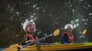 Hannah und Jodie erkunden zusammen in ihren Kajaks eine Höhle.