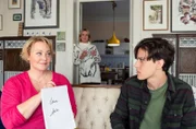Mechthild (Diana Körner, h.) beobachtet wie Neles (Floriane Daniel, l.) gutgemeinte Versuche Niklas (Noah Calvin, r.) zu helfen, zur völligen Eskalation des Streits führen.