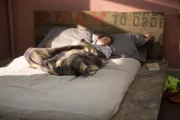Hannah (Lena Dunham) hat von Adams neuer Freundin erfahren und weigert sich die Wohnung zu verlassen.