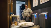 Ob Toiletten putzen oder Handwerken – Kiezhausmeister Atze ist auf der Reeperbahn der Mann für alles. Besonders wenn es dafür Trinkgeld gibt.