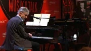 Das Format „Knapp daneben“, eine Mischung aus Musik und Talk, stellt in unregelmäßigen Abständen Berliner Künstler vor und zeigt sie von ihrer ganz persönlichen Seite. Dabei geht es nicht allein um deren Musik, sondern auch um Songs und Geschichten, die ihr Leben geprägt haben. Gast der heutigen Sendung ist Dirk Michaelis. -  begleitet den jeweiligen Gast dabei immer mal wieder am Flügel und schlägt einen musikalischen Bogen zwischen Publikum und Künstler. - radioBERLIN-Moderator Heiner Knapp