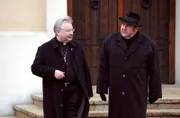 Der Bischof erteilt Pfarrer Neuner eine sanfte Rüge wegen des Anrufbeantworters. Von links: Bischof (Helmut W. Brossmann) und Pfarrer Neuner (Peter Rappenglück).