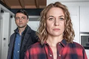 Jakob Rensing (Michael Rotschopf, l.) hofft, dass er seine Frau Kerstin (Julia Thurnau, r.) nicht verliert.