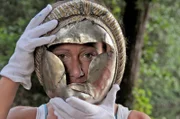 Im Thorsberger Moor lag ein Opferplatz. Auch die silberne Gesichtsmaske aus römischer Zeit wurde dort gefunden.