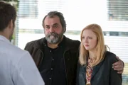 ARD IN ALLER FREUNDSCHAFT - DIE JUNGEN ÄRZTE, neue Vorabend-Weekly mit 42, Folgen 7 "Lebensglück", am Donnerstag (12.03.15) um 18.50 Uhr im Ersten. Thomas Ruhland (Matthias Brenner, M.) ist erleichtert, als er von Dr. Ahrend (Roy Peter Link, l.) erfährt, dass sein Sohn Daniel den riskanten Morbus-Crohn-Eingriff gut überstanden hat. Zusammen mit Daniels Freundin Ida (Lilly Fichtner, r.) werden sie auch alle weiteren Behandlungen durchstehen.