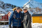 Moderatoren Monica Galetti und Rob Rinder im Nusfjord Arctic Resort, Norwegen