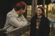 Enttäuscht von Dan, der ihr nicht geholfen hat, Bianca davon abzuhalten mit Blaze auszureiten, kommt Issie (Macey Chipping, r.) dem undurchschaubaren Gabe (Joseph Nathan) näher.
