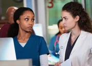 Chicago Med Lebendspende - Intervention Staffel 1, Episode 11 Sie entdecken Unstimmigkeiten: Yaya DaCosta als April Sexton, Rachel DiPillo als Dr. Sarah Reese
