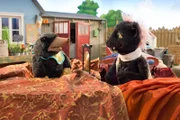 Vampi (Ivana Sajević) überträgt Grete (Viviane Podlich) ein wichtiges Amt beim Märchenspiel: Sie soll den Gong schlagen, aber richtig!