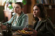 Issie (Macey Chipping, r.) ist im Gegensatz zu Natasha (Antonia Robinson, l.) wenig begeistert davon, dass Natashas Vater und ihre Mutter zusammenzuziehen wollen.