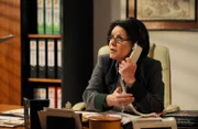 Rosi (Brigitte Walbrun) hätte gerne mit ihrem kranken Mann telefoniert, doch Martin hat den Anruf nicht durchgestellt.