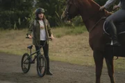 Auf dem Weg zum Stall trifft Issie (Macey Chipping) auf ihr geliebtes Pferd Blaze. Ginty (Josephine Davison) reitet auf Blaze, um das Pferd zu disziplinieren. Ginty will den Stall kaufen.