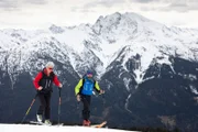 Sigrid Wolf und Lukas Wörle auf Skitour auf Skitour zur Mutte in den Bergen