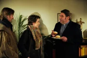Gregor und Maria versuchen Pfarrer Neuner von seinem geheimen Kummer abzulenken. Von links: Gregor Brunner (Holger M. Wilhelm), Maria Kirchleitner (Daniela März) und Pfarrer Neuner (Peter Rappenglück).