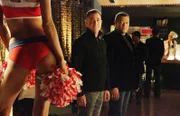 "CSI - Den Tätern auf der Spur", "Duftende Höschen." Ein Teil des CSI-Team überwacht in einem Hotel zwei junge Männer, die Ecstasy im großen Stil herstellen. Während der Ermittlungen stolpert Archie über Sasha Katsaros, eine Mitarbeiterin des Hotelcasinos, die tot auf einer Laderampe liegt. Um die Überwachung der Ecstasy-Hersteller nicht zu gefährden, muss das Team bei den Mordermittlungen möglichst unauffällig arbeiten. Da dem Opfer das Höschen fehlt, gehen die Fahnder vorerst von einer sexuell motivierten Tat aus.Im Bild (v.li.): George Eads (Nick Stokes), Laurence Fishburne (Dr. Raymond Langston).