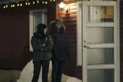 l-r: Liz Danvers (Jodie Foster), Evangeline Navarro (Kali Reis)