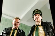 v.li.: Franz Hubert (Christian Tramitz) und Johannes Staller (Helmfried von Lüttichau)
