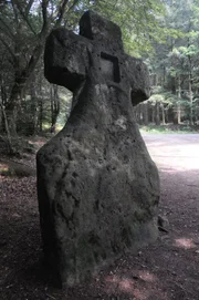 Das Fraubillenkreuz: Ein vorzeitlicher Menhir wurde von einem eifrigen Missionar mit Hammer und Meisel christlich umgedeutet.