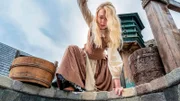 Die Goldmarie springt in den Brunnen, um ihre verlorene Spindel wieder hochzuholen. Der Brunnen ist im Märchen das Tor in die Welt von Frau Holle.