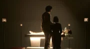 Oscar und Jess beobachten, wie Eva in die virtuelle Welt hochgeladen wird. (Bildnachweis: National Geographic)