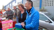 Von links: Werner, Karsten, Regina und Trödel-Experte Mauro Corradina auf dem Flohmarkt.