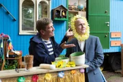 Fritz Fuchs (Guido Hammesfahr, l.) versucht Herrn Kluthe (Holger Handtke, r.) dazu zu bringen, ein paar witzige Sketchs für den Geburtstag seiner Mutter einzuüben.