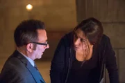 Harold Finch (Michael Emerson, l.); Sameen Shaw (Sarah Shahi, r.)