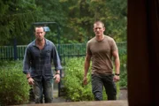L-R: Sgt. Damien Scott (Sullivan Stapleton) and Sgt. Michael Stonebridge (Philip Winchester)
