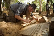 Gastgeber Josh Gates untersucht mit einem lokalen Team die Ausgrabungsstätte, um verlorene kambodschanische Artefakte zu entdecken.