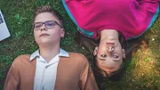 Marlon (Matti Schneider, li., mit Merle Sophie Eismann) ist verliebt, doch weiß nicht, ob es seinem Crush genauso geht.