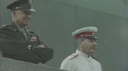 Ein seltenes Ereignis: Einem Ausländer (Dwight D. Eisenhower (l.)) wird der Aufstieg auf das Lenin-Mausoleum gestattet.
